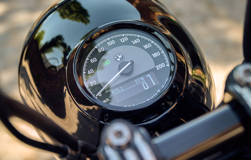 Integrated round dial-type speedometer of the R 18 Roctane