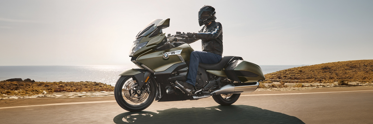 A BMW Motorrad rider on the way to visit eco-friendly destinations in Northern California.